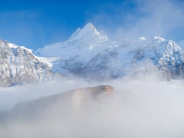 Bulutların arasındaki dağ sırası. Yaz mevsiminde manzara. Tasarım için büyük çözünürlüklü fotoğraf.
