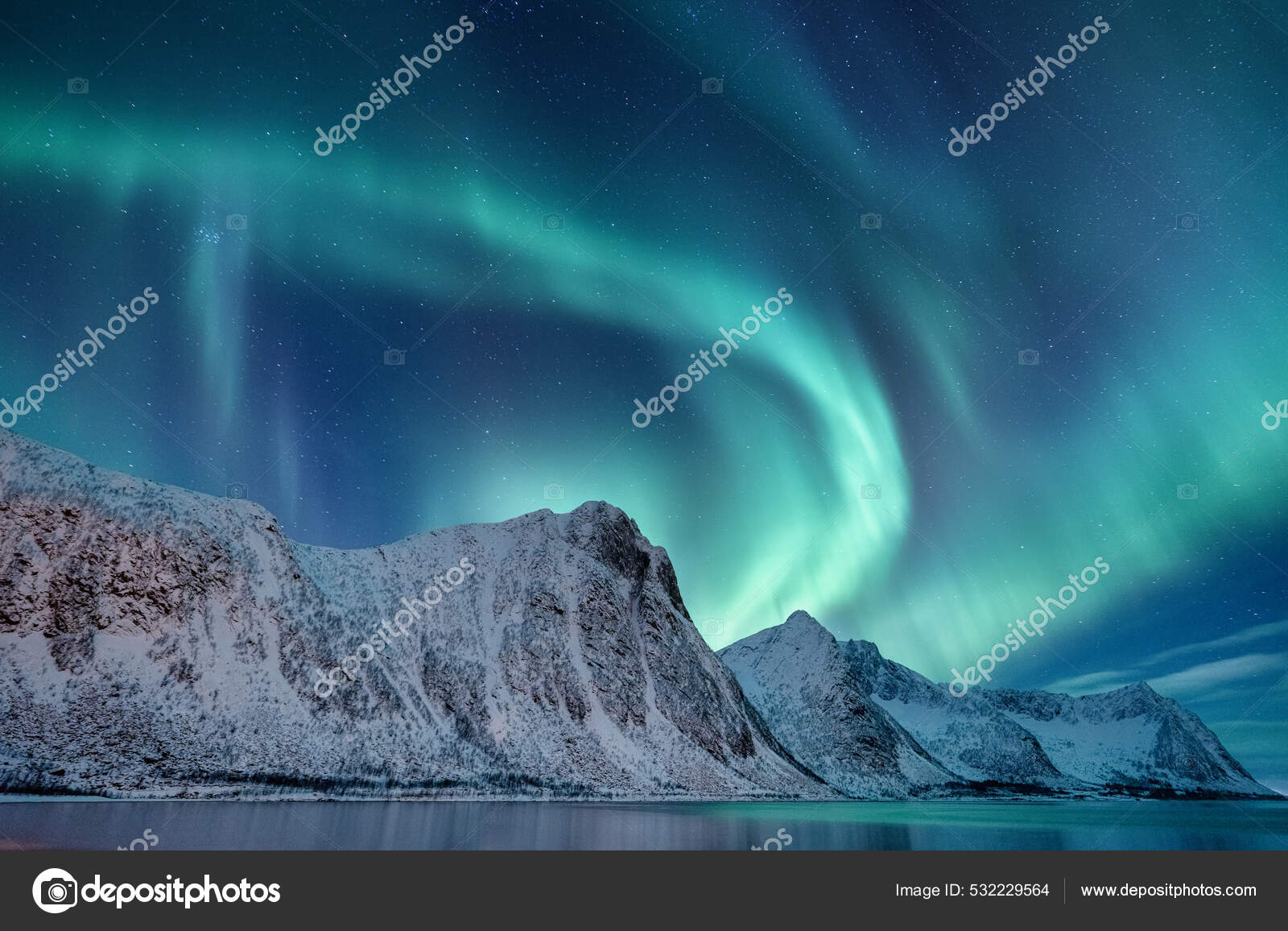 挪威的Aurora Borealis 高山上方的绿色北极光带着极光的冬夜风景挪威的自然现象背景——图库图片© biletskiy_e  #532229564, image size:1600x1156