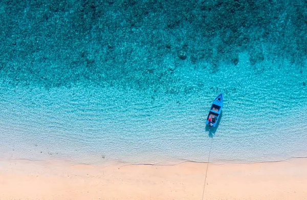 ビーチの近くのボート 上から見た青い水の背景 夏の海の空気から 空中風景 旅行画像 — ストック写真