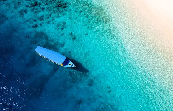 Csónak Vízfelszínen Felülnézetből Kék Víz Háttér Felülnézetből Nyári Tengerpart Levegőből — Stock Fotó