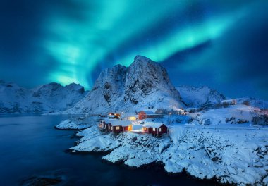 Aurora Borealis, Lofoten adaları, Norveç. Norveç 'in Lofoten Adaları' ndaki Hamnoy köyündeki evlere bakın. Norveç 'te ikonik manzara. Yüksek çözünürlüklü fotoğraf.