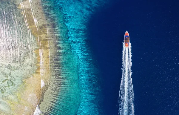 Perahu Cepat Laut Pemandangan Udara Kapal Mewah Mengapung Air Biru — Stok Foto