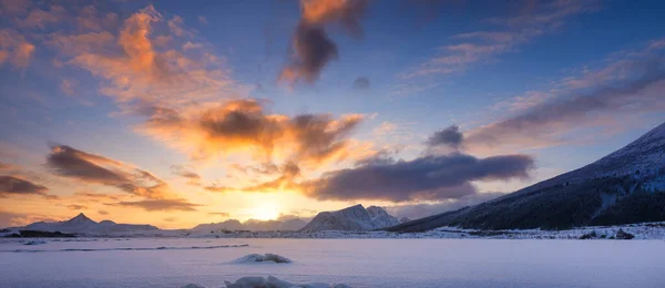 Panoramatický Výhled Zapadající Oblohu Zimní Krajina Lofotenské Ostrovy Norsko Fotografie — Stock fotografie