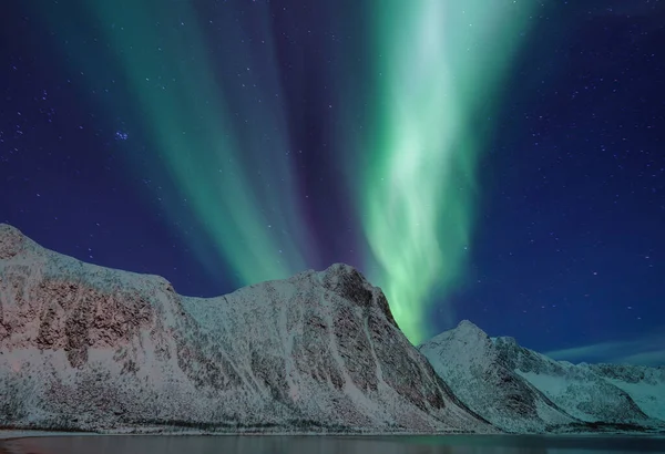 ノルウェーのオーロラ 山の上に緑の北部のライト オーロラと夜の冬の風景 ノルウェーの自然現象の背景 — ストック写真