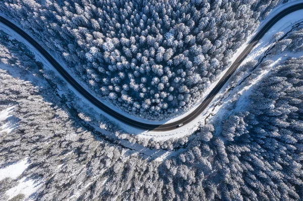 空気から自然の冬の風景 冬の間の道路や森の空中ビュー 冬の寒さ 森と雪 写真は高解像度です — ストック写真