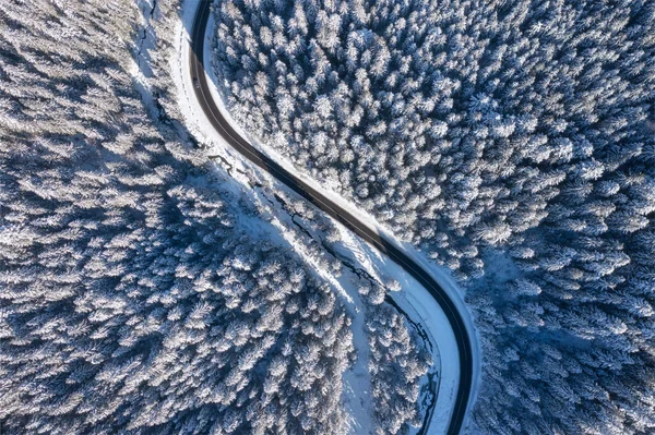 空気から自然の冬の風景 冬の間の道路や森の空中ビュー 冬の寒さ 森と雪 写真は高解像度です — ストック写真