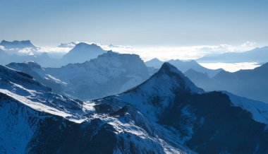 Vadideki dağlar ve bulutlar. Dağların yükseklerindeki doğal manzara. Yaz mevsiminde manzara. Tasarım için büyük çözünürlüklü fotoğraf.