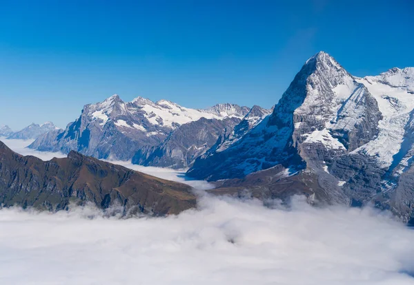 Berge Und Wolken Tal Naturlandschaft Hoch Den Bergen Bergkette Durch — Stockfoto