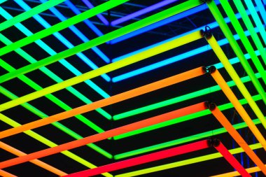 Arka plan olarak neon ışıkları. Tasarım için neon hatların kurulumu. Renkli ışıkların sanat kurulumu. Fotoğraf yüksek çözünürlükte.