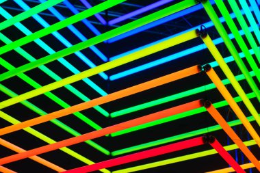 Arka plan olarak neon ışıkları. Tasarım için neon hatların kurulumu. Renkli ışıkların sanat kurulumu. Fotoğraf yüksek çözünürlükte.