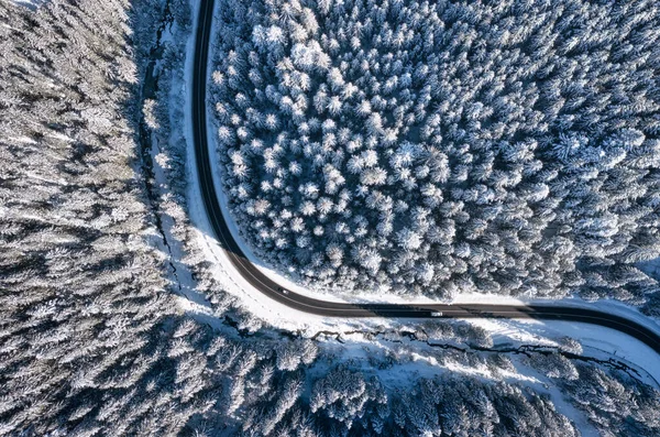 空気から自然の冬の風景 冬の間の道路や森の空中ビュー 冬の寒さ 森と雪 写真は高解像度です — ストック写真