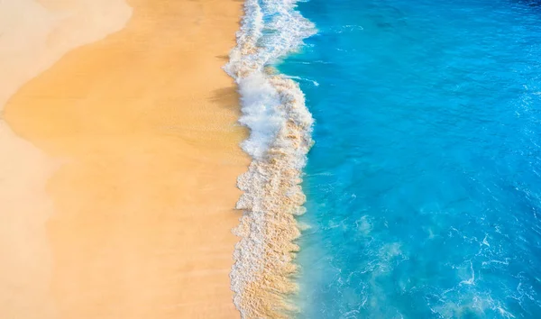 トップビューからの背景として海岸 上から見た青い水の背景 夏の海の空気から 旅行や休暇のイメージ — ストック写真