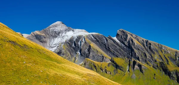 Bergtoppen Natuurlijk Landschap Bergketen Heldere Blauwe Lucht Landschap Zomer Grote — Stockfoto