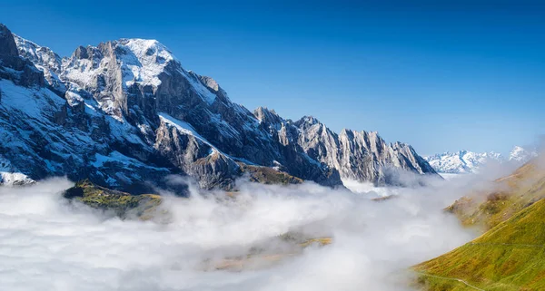 Grindelwald 瑞士山谷中的群山和云彩 高山上的自然景观 群山穿云而过 大解像度设计照片 — 图库照片