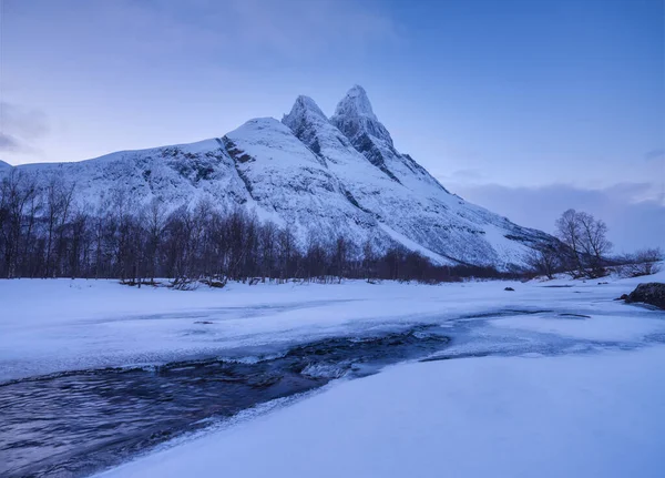 Fagyott Folyó Hegy Klasszikus Kilátás Norvégiában Télen Otertind Hegy Norvégia — Stock Fotó
