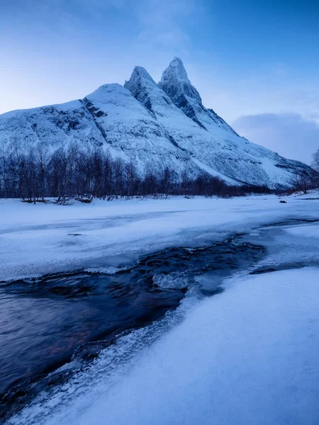 Río Montaña Congelados Una Vista Clásica Noruega Durante Invierno Montaña —  Fotos de Stock