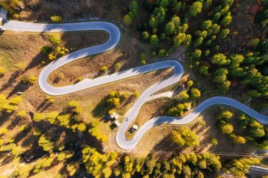 Havadan doğal manzara. Sonbahar zamanı yol ve ormandaki hava manzarası. İtalya 'nın Dolomite Alpleri' nde havadan bir yaz manzarası. Orman ve yol. 