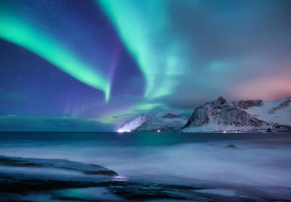 Aurora Borealis Norwegen Grüne Nordlichter Nächtliche Winterlandschaft Mit Polarlichtern Natürlicher — Stockfoto