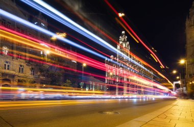 Şehir trafiğinin bulanık ışıkları. Budapeşte, Macaristan. Binanın akşam aydınlanması. Yüksek çözünürlüklü fotoğraf.