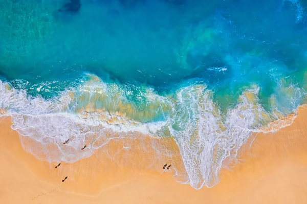 从顶视图作为背景的海岸 从顶视图的绿松石水背景 从空中到夏天的海景 努沙佩尼达岛 印度尼西亚 — 图库照片