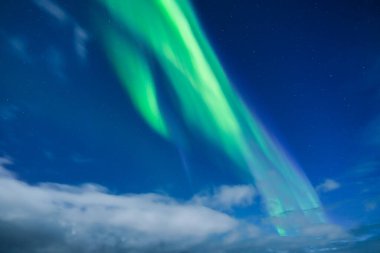 Kuzey ışıklarıyla gökyüzü arka planı. Aurora borealis. Arka plan olarak kuzey ışıkları. Aurora ile gece kışı manzarası. Doğal arkaplan.