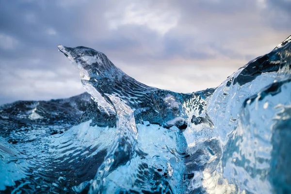 Diamond Beach Izland Jéghegyek Tiszta Jéggel Tükröződések Fény Jégben Naplementekor — Stock Fotó