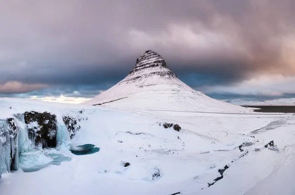 Kirkjufell Mountain Island Kirkjufellsfoss Wasserfall Winterlandschaft Schnee Und Eis Ein — Stockfoto
