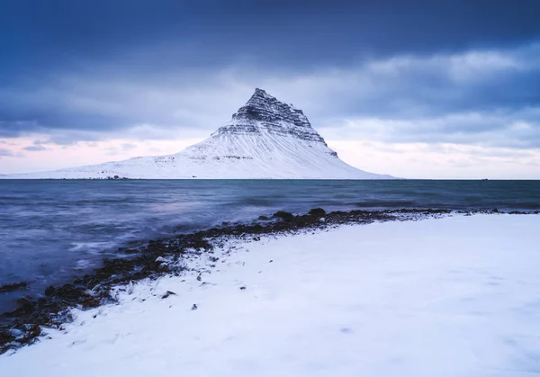 Kirkjufell Mountain Island Winterlandschaft Der Berg Und Das Meer Schnee — Stockfoto