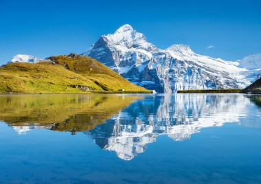 Bachalpsee, Grindelwald, İsviçre. Yüksek dağlar ve gölün yüzeyindeki yansıma. Yaz aylarında dağlık arazide manzara. 