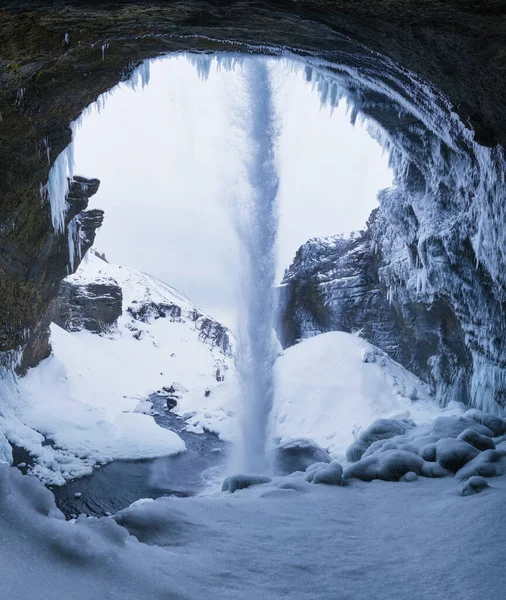 Kvernufoss瀑布冰岛从洞里看 冰岛冬季风景 巨大的水流从悬崖流出来 冰岛最受欢迎的旅游地 — 图库照片