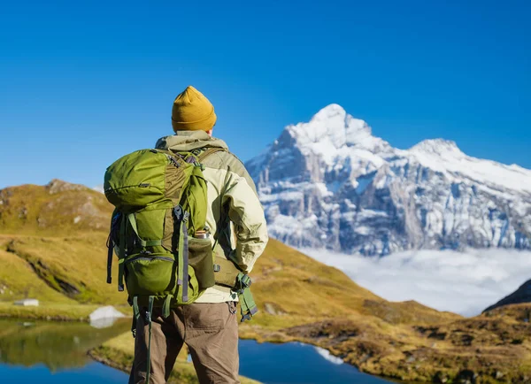 Turist Med Ryggsäck Fjällen Bergsvandring Höga Bergen Resor Och Äventyr — Stockfoto