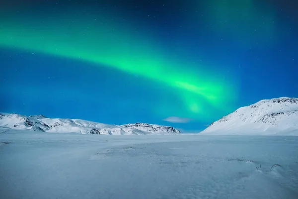 Polarlichter Island Nordlichter Über Den Bergen Eine Winternachtslandschaft Mit Hellen — Stockfoto