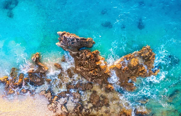 Välimeri Aerial Näkymä Veteen Kiviä Auringonlaskun Aikana Loma Seikkailu Ranta — kuvapankkivalokuva