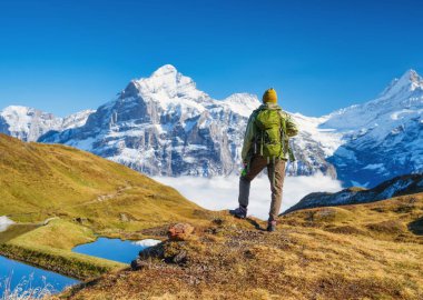 Dağlarda sırt çantalı bir turist. Yüksek dağlarda dağ yürüyüşü. Seyahat ve macera. Aktif hayat. Yaz mevsiminde manzara. Yüksek çözünürlüklü fotoğraf.