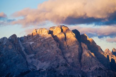 Gün batımında yüksek uçurumlar. Dolomit Alpleri, İtalya. Dağlar ve açık gökyüzü. Dağların ve kayalıkların manzarası. Doğal dağ manzarası. Fotoğrafçılık seyahat için bir zemin.