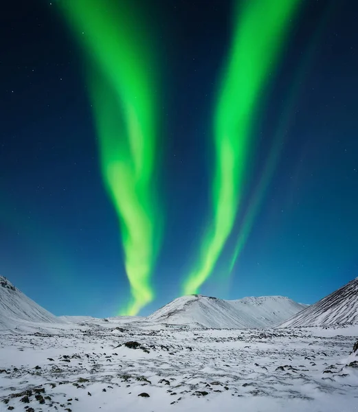 Aurora Borealis Ijsland Noorderlicht Boven Bergen Een Winters Nachtlandschap Met — Stockfoto
