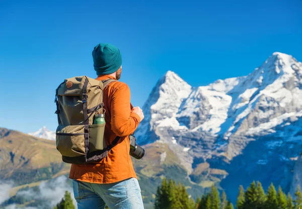 Tourist Mit Rucksack Den Bergen Bergwandern Hochgebirge Reise Und Abenteuer — Stockfoto