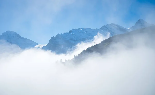 雲の中を山の範囲 夏の風景です デザインのための大きな解像度の写真 — ストック写真