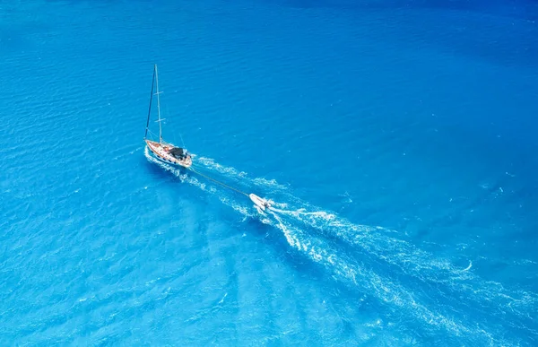 Vista Aerea Dello Yacht Sul Mare Blu Acque Trasparenti Nel — Foto Stock