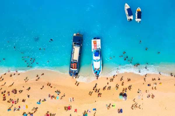 Sahilde Denizde Hava Manzarası Nsanlar Tatilleri Sırasında Plajda Dinleniyorlar Mavi — Stok fotoğraf