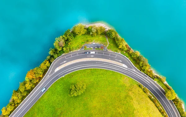 Vägen Nära Turkosa Sjön Flyglandskapet Vägen Vid Sjön Schweiz Sommarlandskap — Stockfoto