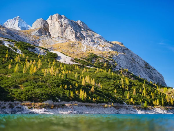 Altas Montañas Con Bosque Reflexión Sobre Superficie Del Lago Paisaje — Foto de Stock