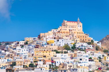 Ermoupolis kasabası, Yunanistan. Dağın yamacında bir kasaba. Yunan mimarisinde evler ve sokaklar. Seyahat ve macera fotoğrafçılığı. Tepenin yamacındaki binaların düzenlenmesi..