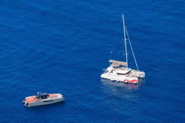 Su yüzeyine üstten görünüm yat. Üstten görünüm turkuaz su kökenli. Yaz deniz--dan soluduğumuz hava. Seyahat kavramı ve fikir