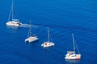 Su yüzeyine üstten görünüm yat. Üstten görünüm turkuaz su kökenli. Yaz deniz--dan soluduğumuz hava. Seyahat kavramı ve fikir