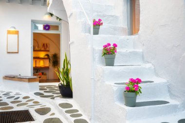 Mykonos, Yunanistan. Mykonos sokaklarında detaylı tasarım. Dar sokaklar ve geleneksel mimari. Fotoğraf: Duvar kağıdı.