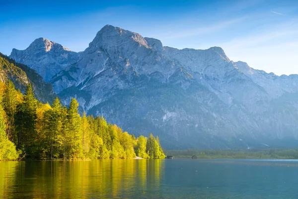 Hohe Berge Und Spiegelung Auf Der Oberfläche Des Sees Der — Stockfoto