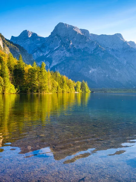 Altas Montañas Reflexión Sobre Superficie Del Lago Bosque Cerca Del — Foto de Stock