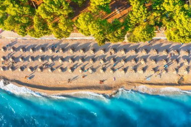 Akdeniz 'de. Kumsaldaki hava manzarası ve insanlar. Tatil ve macera. Kumsal ve mavi su. Kumsaldaki ve gök mavisi denizdeki İHA 'nın üst görüntüsü. Seyahat et ve rahatla - görüntü