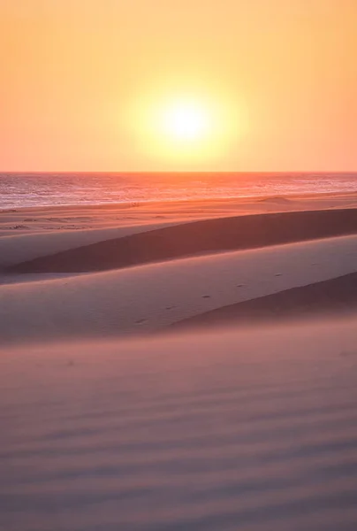 บเขาทรายและชายหาดตอนพระอาท อนในทะเลทราย อากาศร นทางในทราย — ภาพถ่ายสต็อก